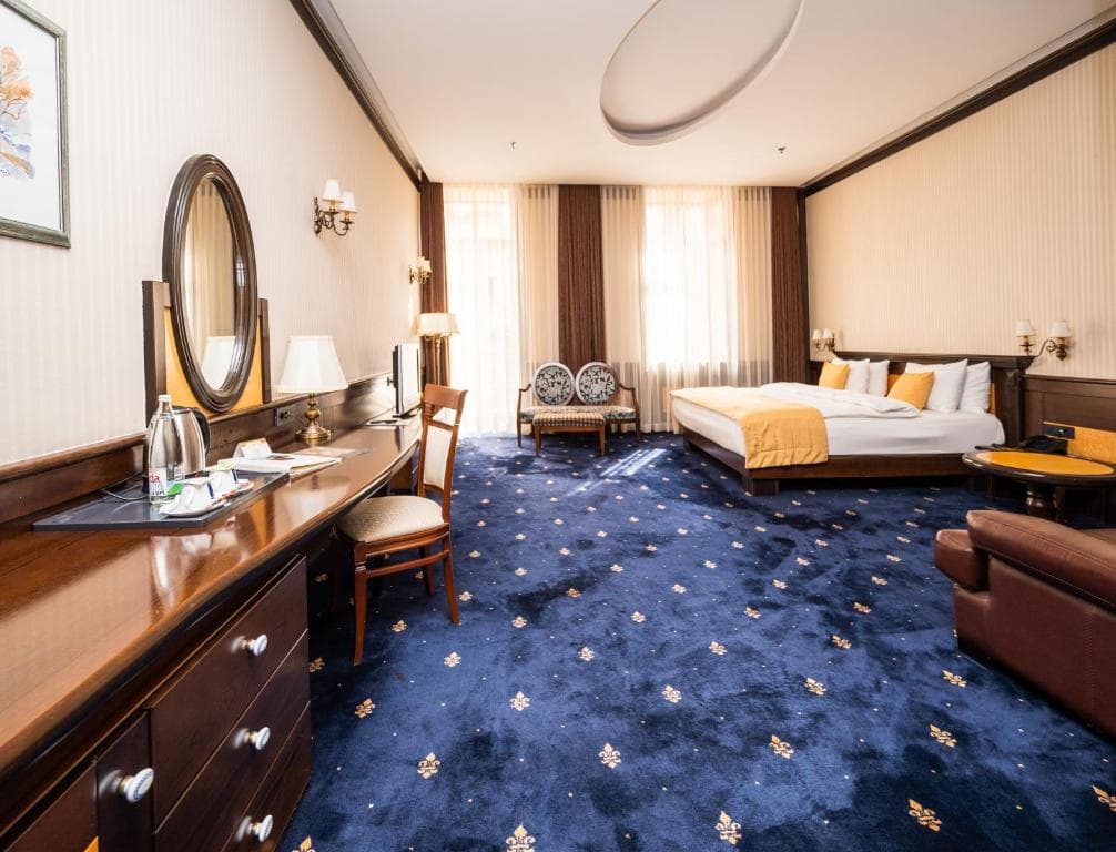 Explore the City: Hotel Europe