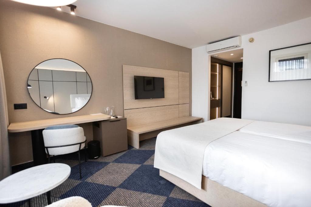 Legendary Stay: Hotel Holiday